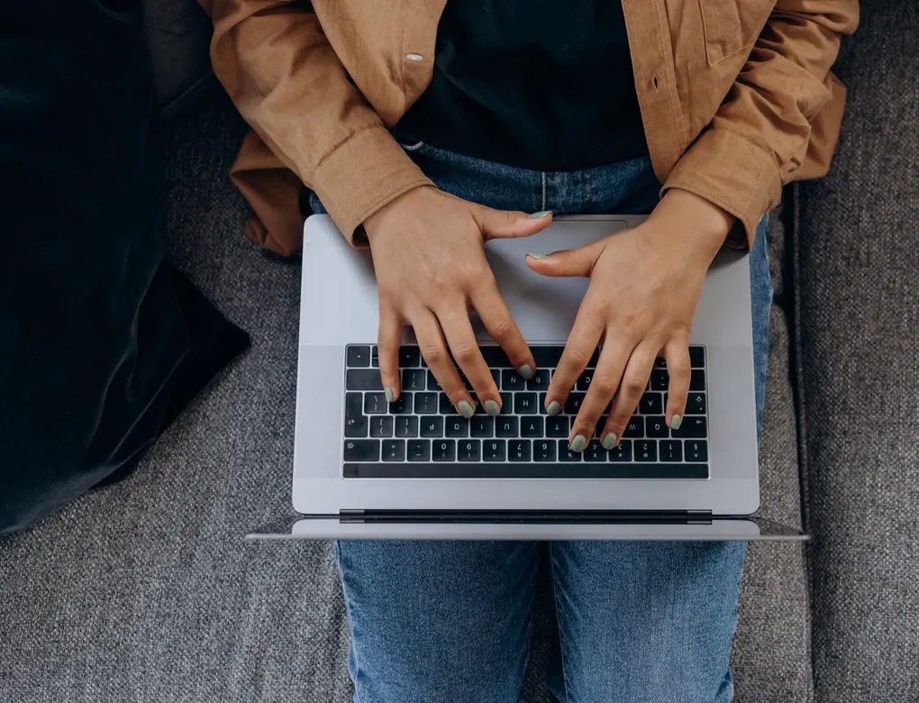 Resolving a customer request on a laptop